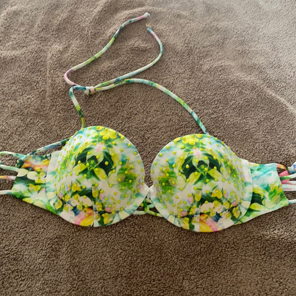 Victoria Secret 32c bikini